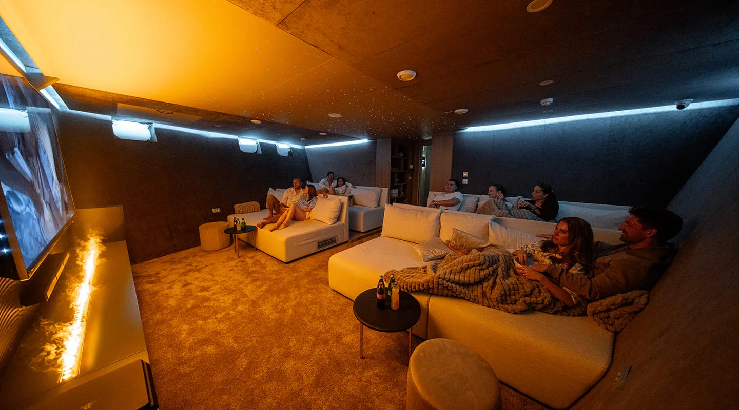 CristalMiniCruiser-movietheatre