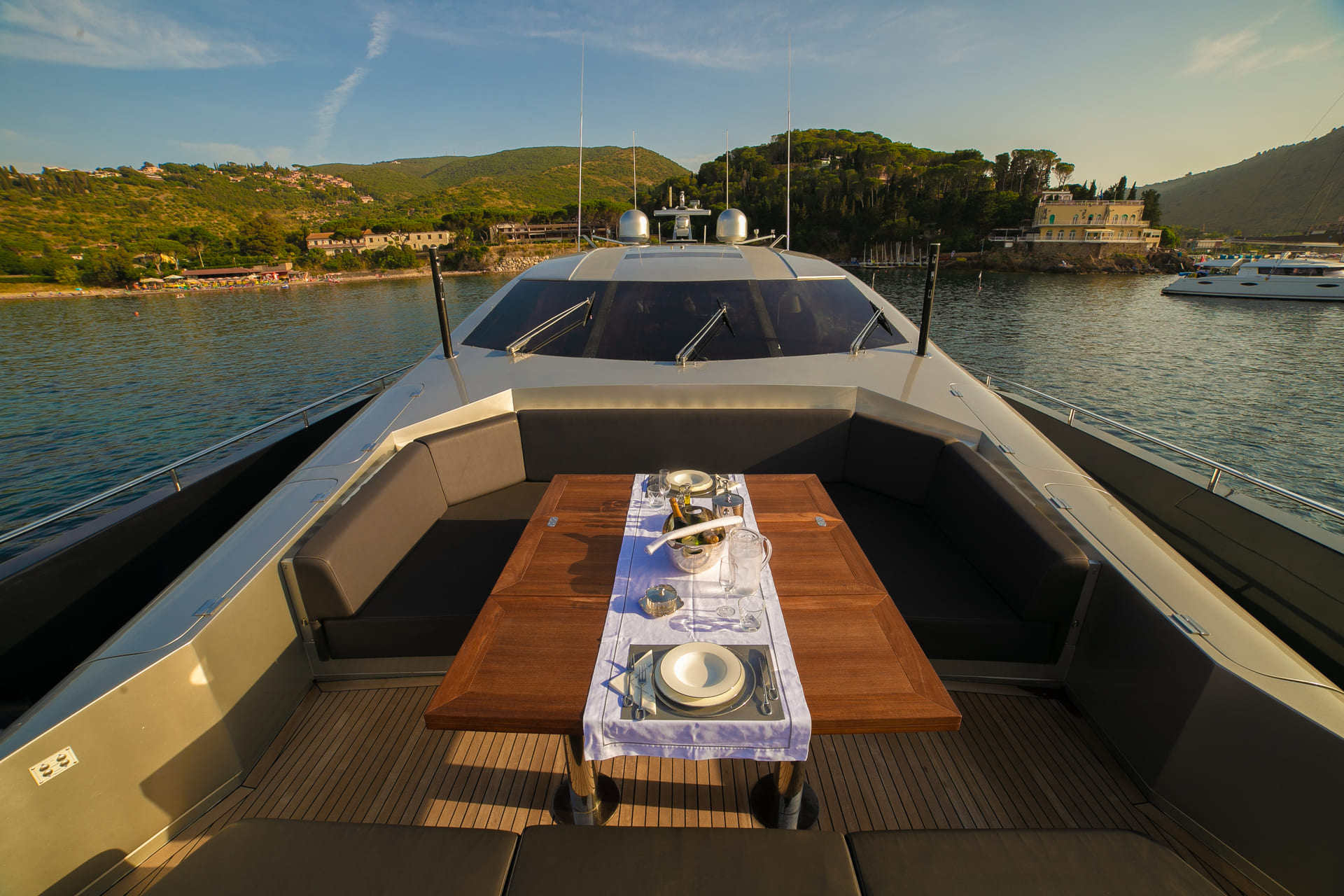 Italcraft105-ALEMIA-superyachtcharter-breakfast