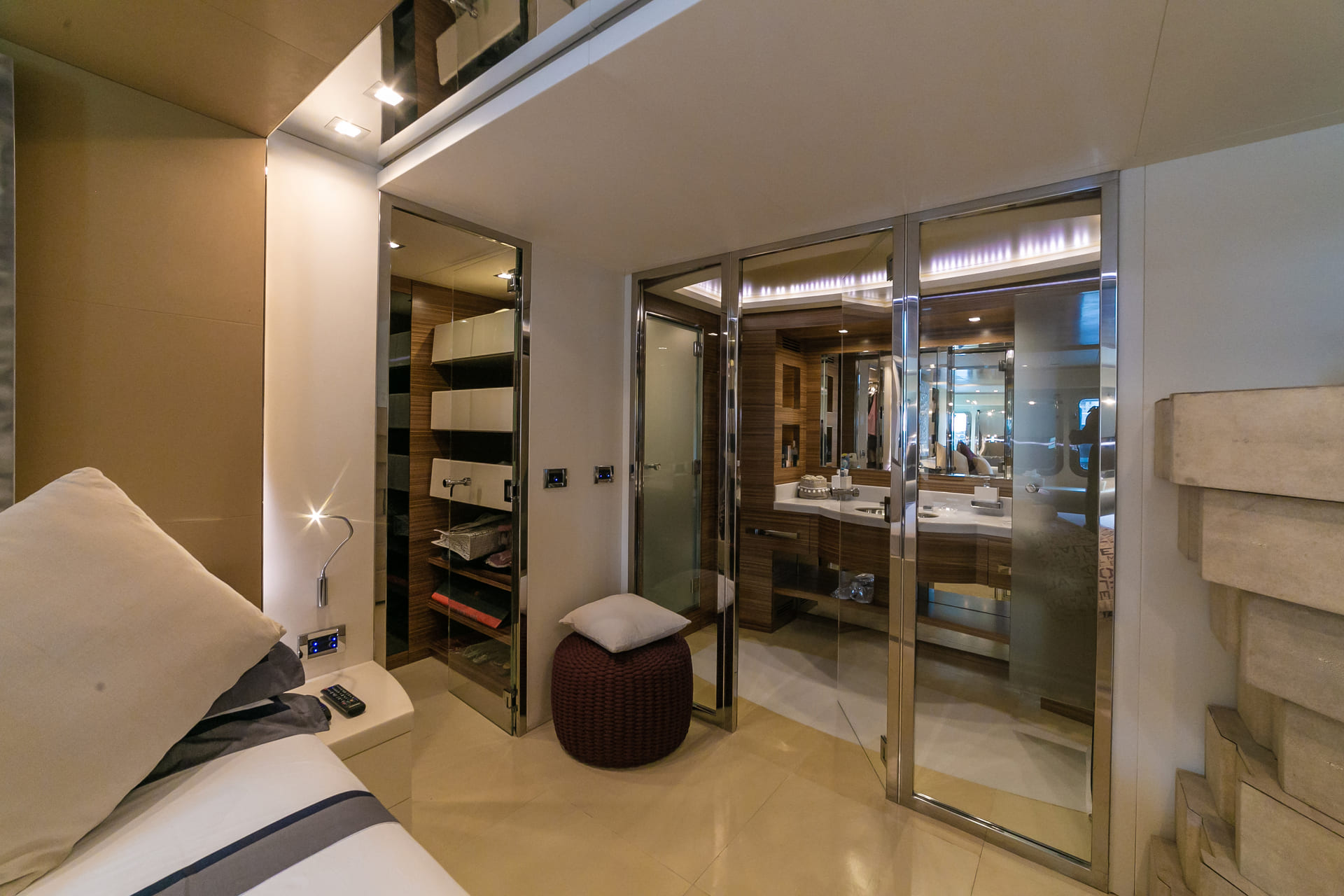 Italcraft105-ALEMIA-superyachtcharter-ensuite