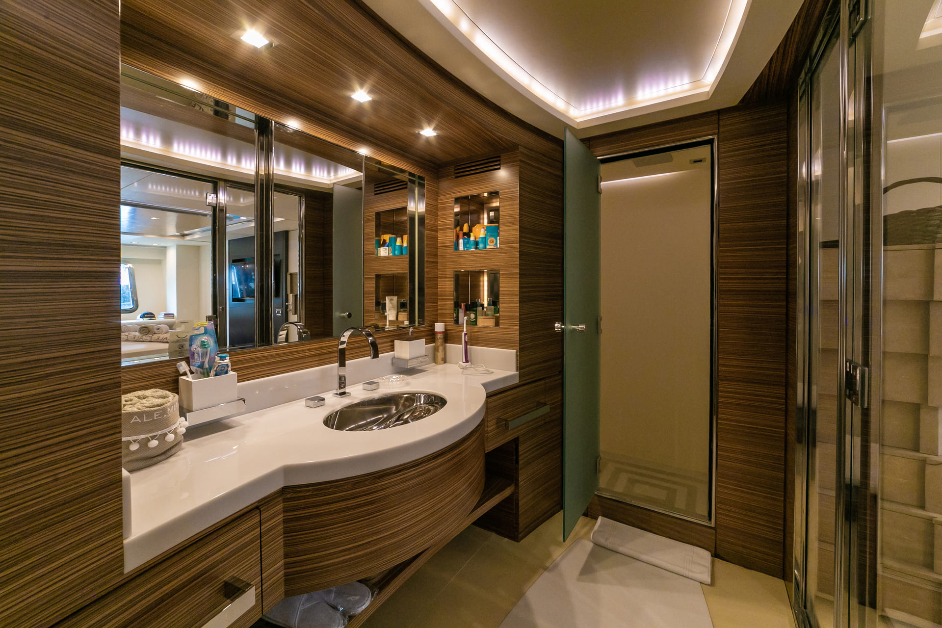 Italcraft105-ALEMIA-superyachtcharter-shower