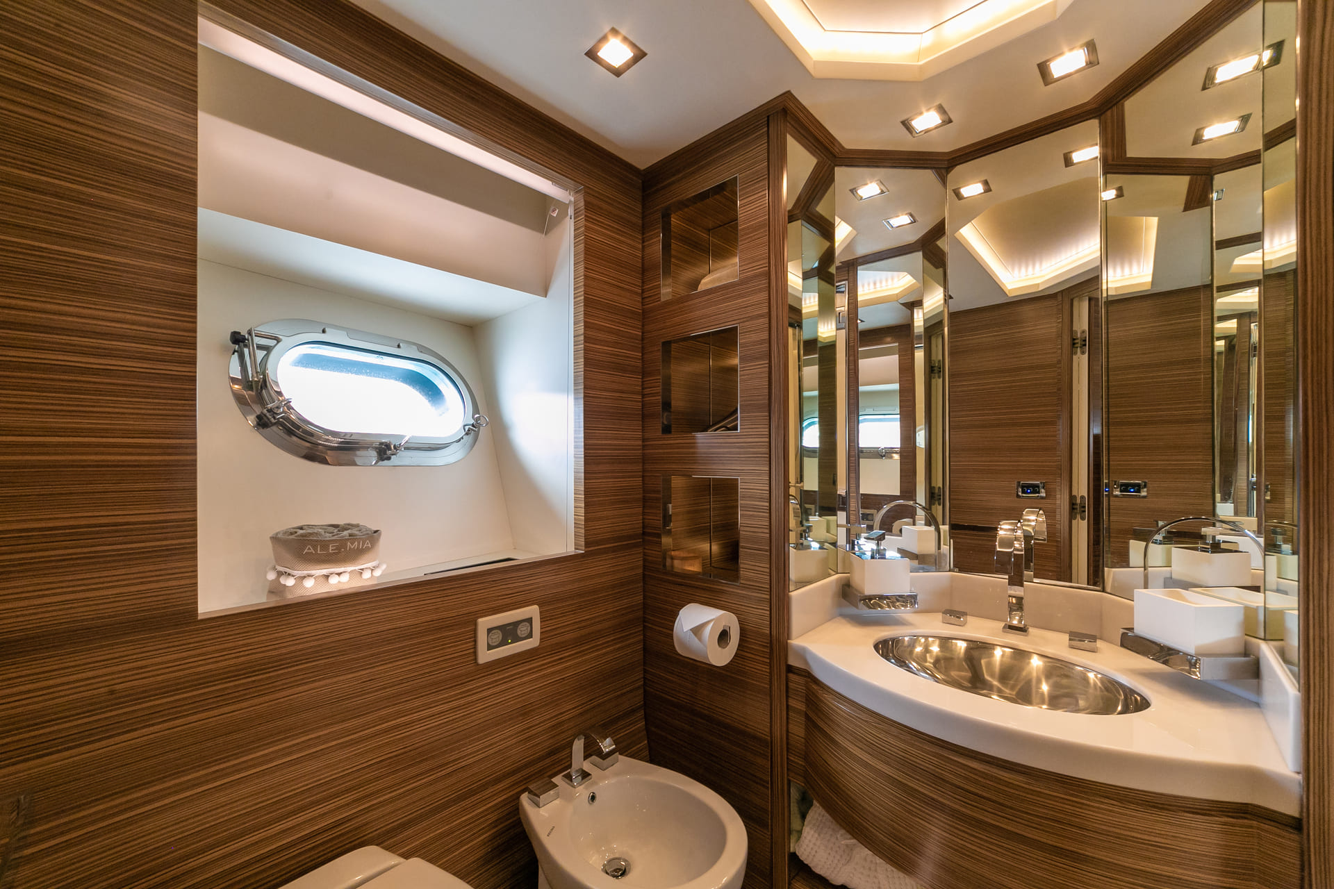 Italcraft105-ALEMIA-superyachtcharter-toilet