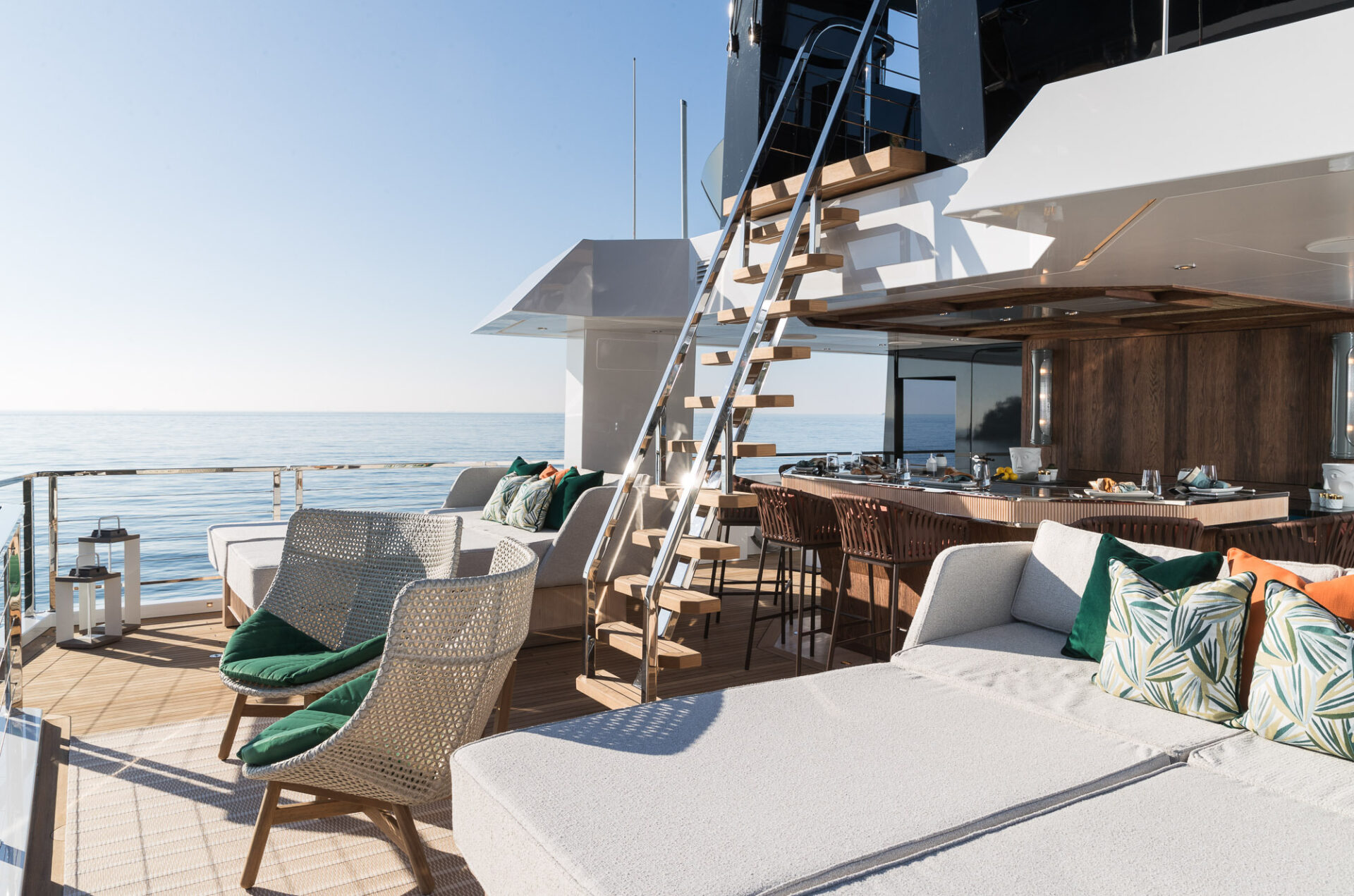 KingBENJI-Yacht-deck