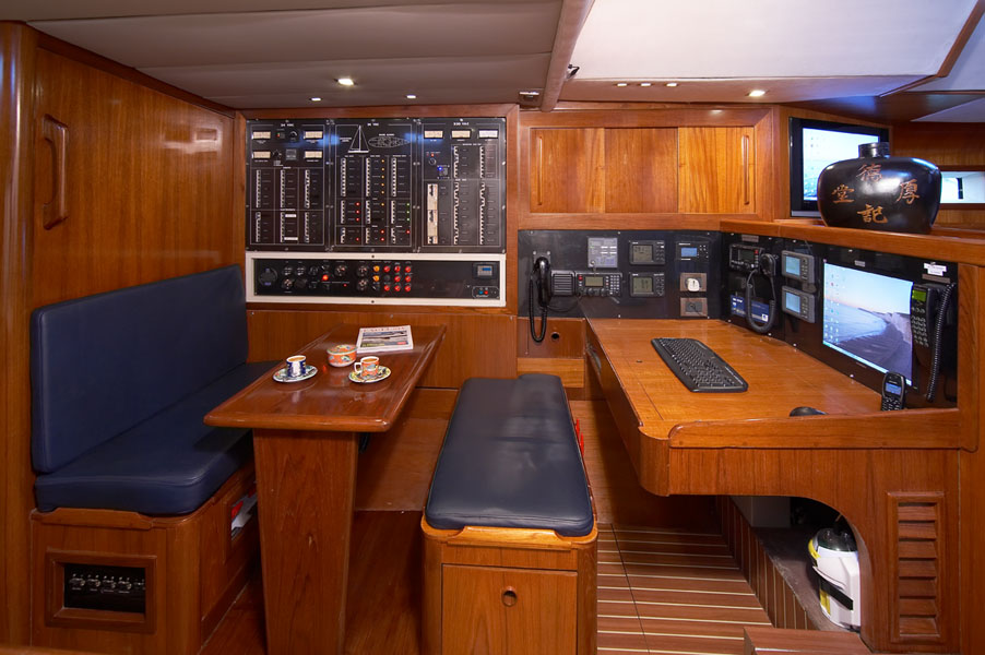 Noheea-SAILINGYACHT-83ft-nav