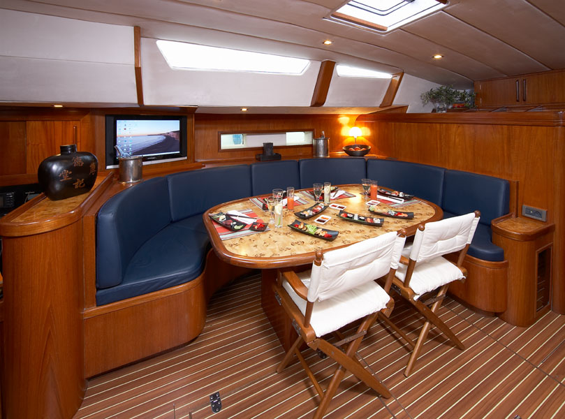 Noheea-SAILINGYACHT-83ft-salon