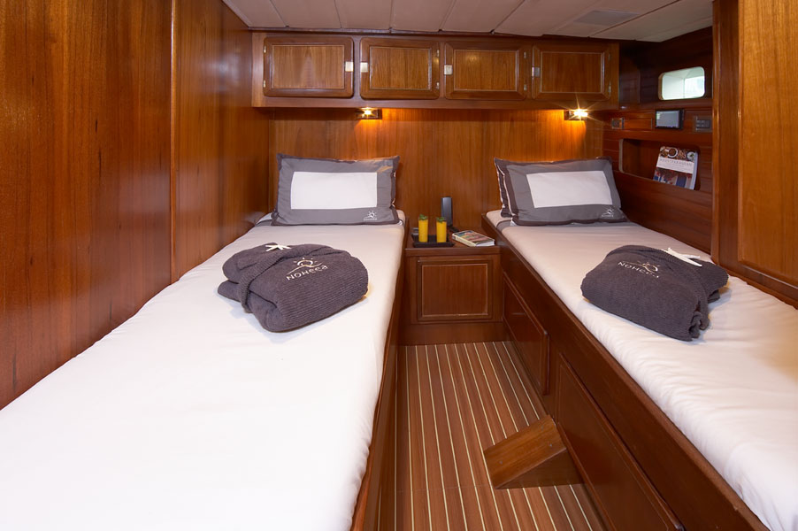 Noheea-SAILINGYACHT-83ft-twin