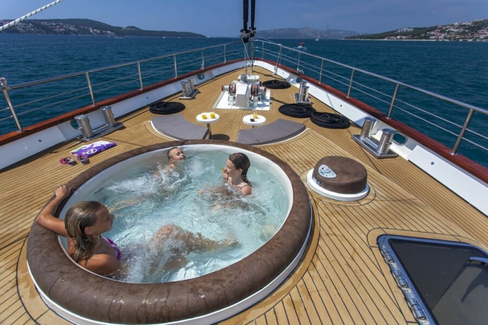 naviluxjacuzzi