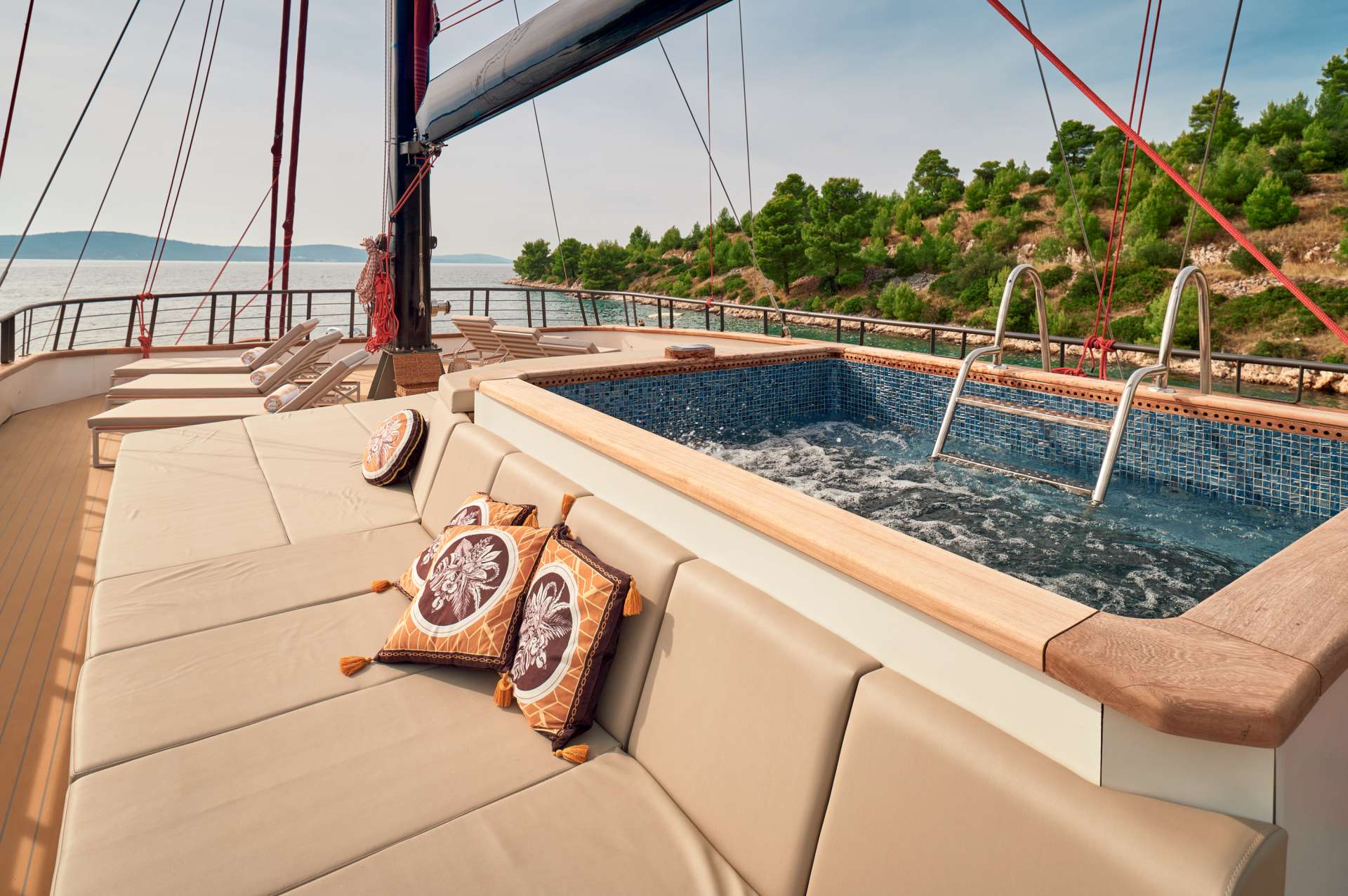 Anetta-luxurysailingyacht-adriaticandcroatiayachtcharter-jacuzzi