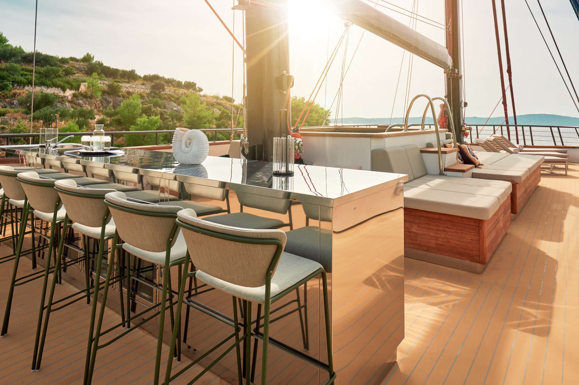 Anetta-luxurysailingyacht-adriaticandcroatiayachtcharter-jacuzzi2