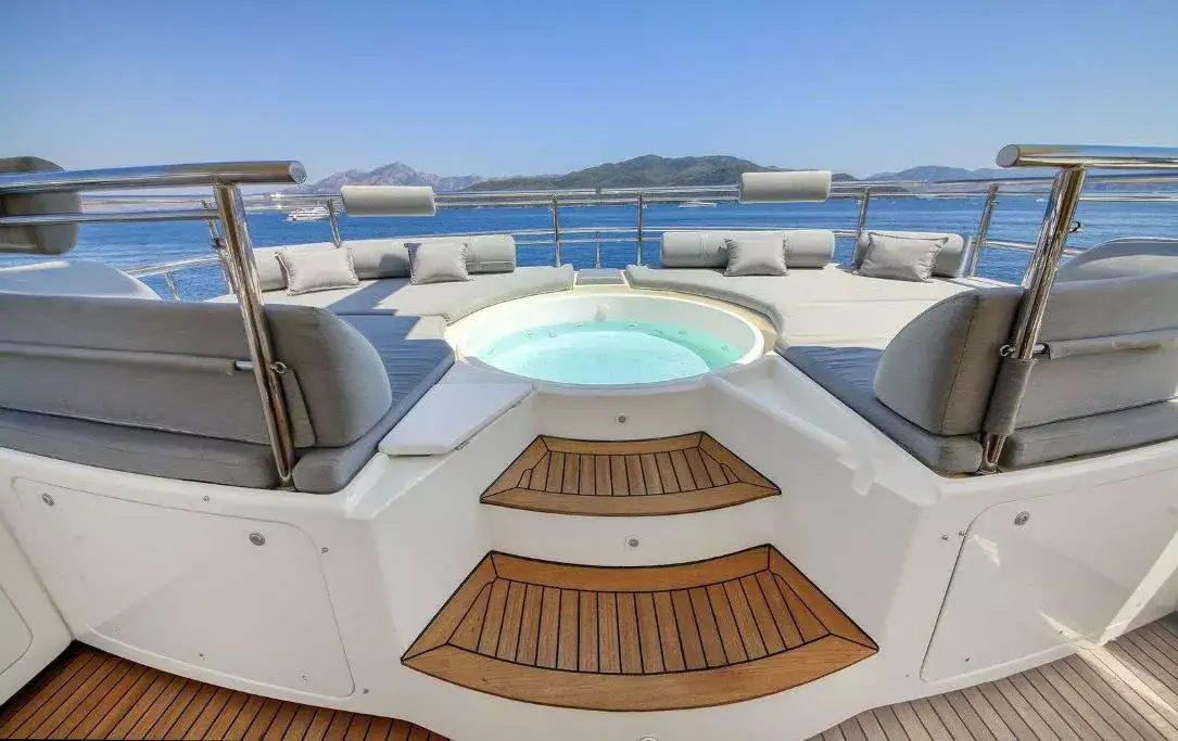 Ariela-CRN40-metre-jacuzzi