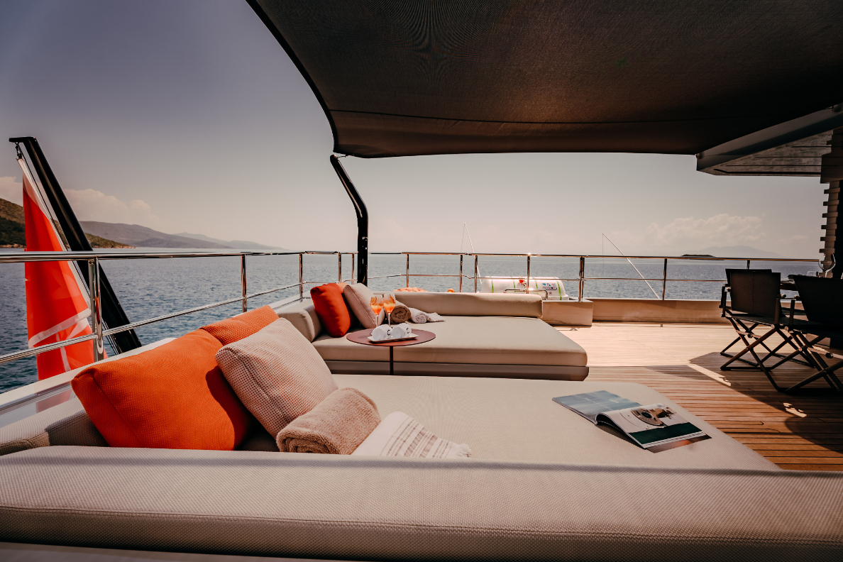 Carmen_Exterior_Upperdeck_Sky lounge4