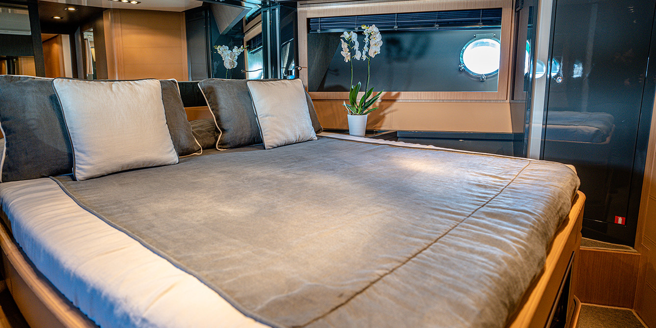 Riva-Domino-86-luxury-motor-yacht-VIP
