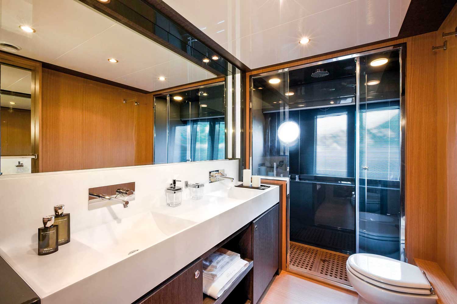 Riva-Domino-86-luxury-motor-yacht-ensuite