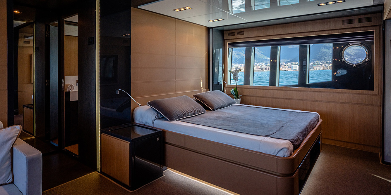 Riva-Domino-86-luxury-motor-yacht-mastersuite
