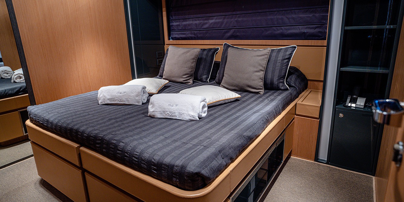 Riva-Domino-86-luxury-motor-yacht-queendouble